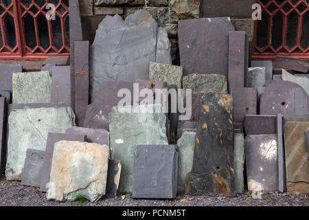 Morceaux de l'ardoise de diverses couleurs et tailles, joue contre un mur au National Slate Museum à Dinorwic, près de Llanberis au Pays de Galles. Banque D'Images