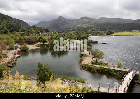 Voir à l'Est du sud de Dinorwic, près de Llanberis dans le Nord du Pays de Galles. À l'échelle LLyn Peris vers les montagnes du Parc National de Snowdonia. Banque D'Images