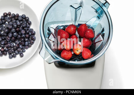 Série de prises. Photo 3. Fraise dans un mélangeur, vue d'en haut. Banque D'Images