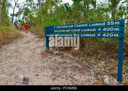 Mère de promenade avec les enfants à travers une forêt, Cardwell, Queensland, Australie Banque D'Images