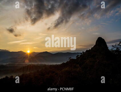 Silhouette d'un des quatz pic de montagne situé dans le Queensland Gates Quatz Ridge à Kuala Lumpur, Malaisie contre beau matin le lever du soleil. Banque D'Images