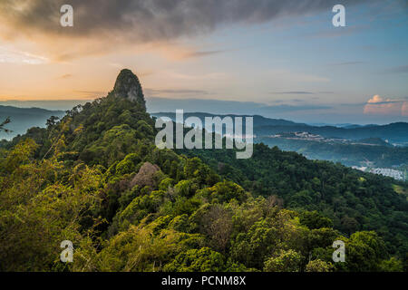 Vue d'une des quatz pic de montagne situé dans le Queensland Gates Quatz Ridge à Kuala Lumpur, en Malaisie, au matin le lever du soleil. Banque D'Images