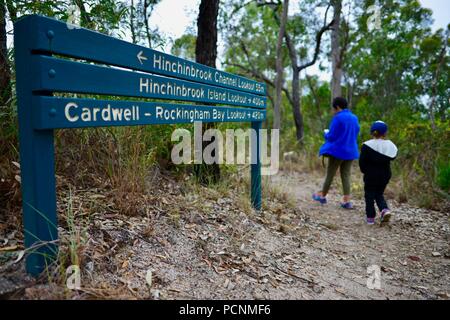 Mère de promenade avec les enfants à travers une forêt, Cardwell, Queensland, Australie Banque D'Images