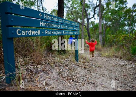 Mère de promenade avec les enfants à travers une forêt, Cardwell, Queensland, Australie Banque D'Images