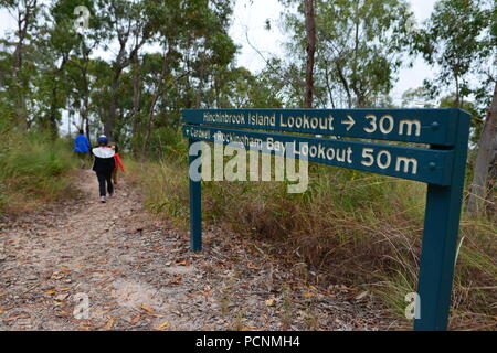 Mère de promenade avec les enfants à travers une forêt, Cardwell, Queensland, Australie Banque D'Images