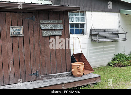 Rustique simple extérieur d'un magasin indépendant dans l'Ohio Amish Country. Banque D'Images