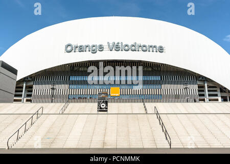 Vue de face de l'accès principal à l'Orange Stade Vélodrome à Marseille, France, avec le grand escalier au premier plan. Banque D'Images