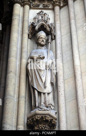 Statue de Saint sur le portail de la Basilique de Sainte Clotilde à Paris, France Banque D'Images