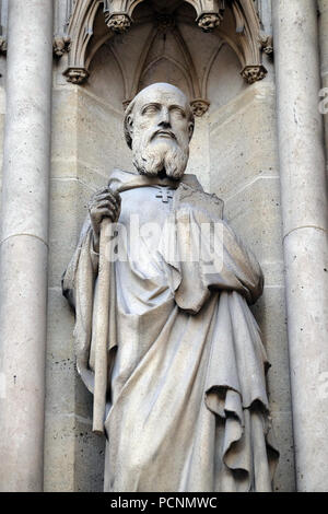 Statue de Saint sur le portail de la Basilique de Sainte Clotilde à Paris, France Banque D'Images