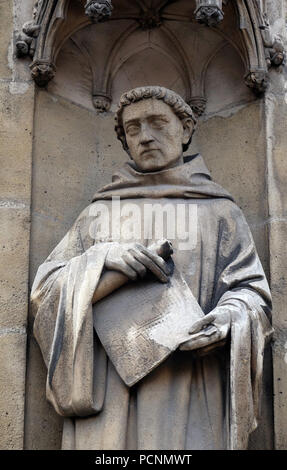 Statue de Saint sur le portail de la Basilique de Sainte Clotilde à Paris, France Banque D'Images