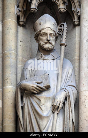 Statue de Saint sur le portail de la Basilique de Sainte Clotilde à Paris, France Banque D'Images