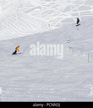 Deux snowboarders descente sur l'harfang à sun trace freeride journée froide. Montagnes du Caucase en hiver, la Géorgie, la région Gudauri. Banque D'Images