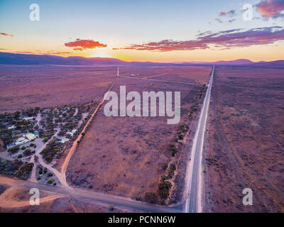 De vastes plaines de terre aride de l'Australie du Sud au coucher du soleil Banque D'Images