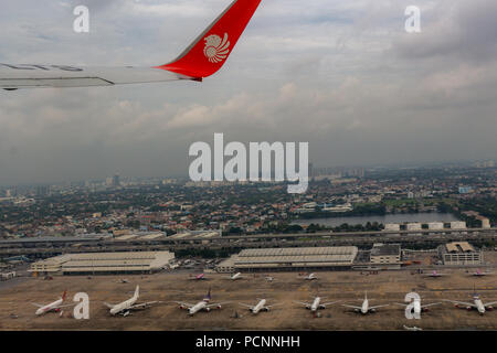 Bangkok, Thaïlande - 30 Avril 2018 : les avions garés à l'aéroport de Don Mueang vu à partir d'un Lion Air Flight Banque D'Images