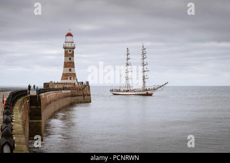 Bateau à voile à Frydryk Chopin approcher la Sunderland Roker phare sur le tronçon de la course des grands voiliers 2018 Banque D'Images