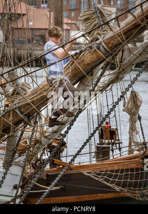 Travail de marin sur le gréement d'un voilier dans le port pendant la course des grands voiliers 2018 Banque D'Images