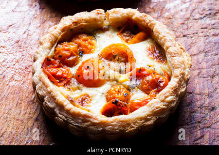 Tarte aux tomates et au camembert. La pâte feuilletée rempli de camembert, tomates et basilic Banque D'Images