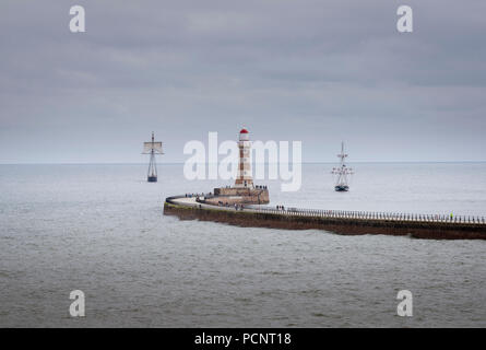 Navires à voile approcher la Roker phare sur les Sunderland tronçon de la course des grands voiliers 2018 Banque D'Images