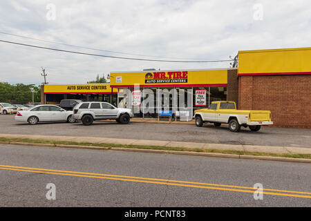 HICKORY, NC, USA-25 le 18 juin : un monsieur de l'automobile, des pneumatiques boutique autrefois un des Clark Tire Co. chaîne. Banque D'Images
