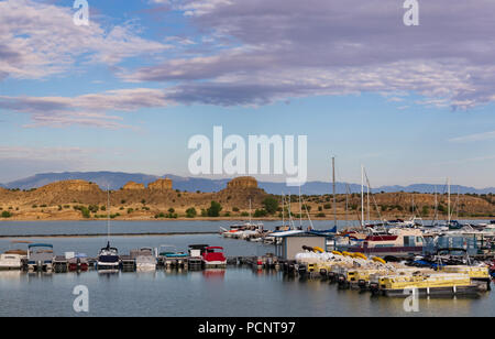 PUEBLO, CO, USA-16 le 18 juillet : bateaux colorés en premier plan, des formations rocheuses en plan intermédiaire, un lointain mountan gamme, et violet nuages au-dessus. Banque D'Images