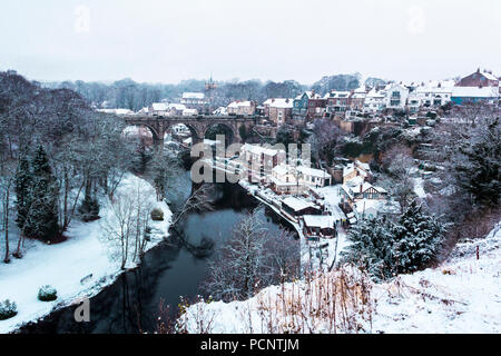 Un paysage d'hiver avec viaduc en Knaresborough dans Yorkshire du Nord au cours de jour de neige en Angleterre. Winter Wonderland photo en couleur. River Nidd. Banque D'Images