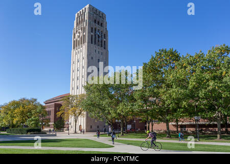 ANN Arbor, MI/USA - 20 octobre 2017 : Burton Memorial Tower sur le campus de l'Université du Michigan. Banque D'Images