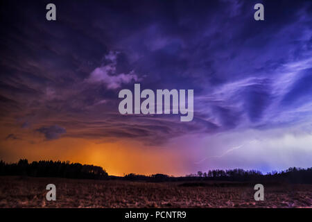 Paysage spectaculaire sombre ciel d'orage dans les champs. Banque D'Images