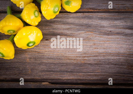 Petite taille patty pan squash patisson wood background Banque D'Images