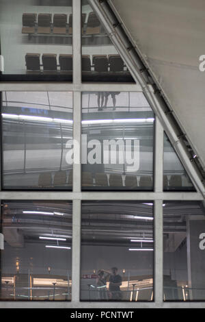 Reflet de différents niveaux de l'aéroport de départ, Bangkok. Banque D'Images