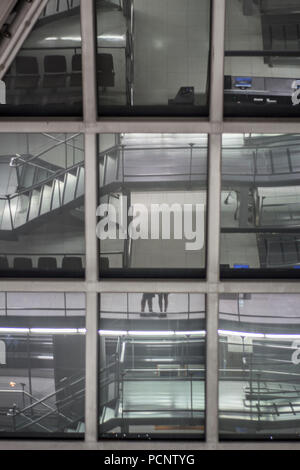 Reflet de différents niveaux de l'aéroport de départ, Bangkok. Banque D'Images