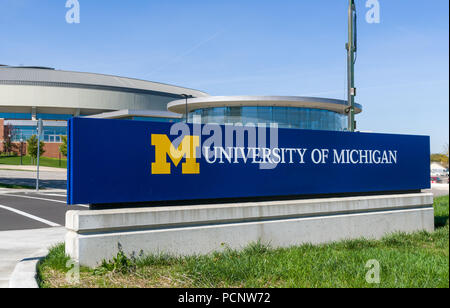 ANN Arbor, MI/USA - 20 octobre 2017 : panneau d'entrée du campus de l'Université du Michigan. Banque D'Images