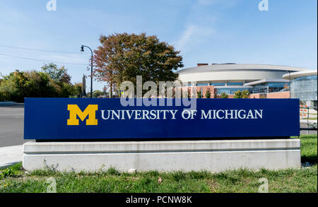 ANN Arbor, MI/USA - 20 octobre 2017 : panneau d'entrée du campus de l'Université du Michigan. Banque D'Images