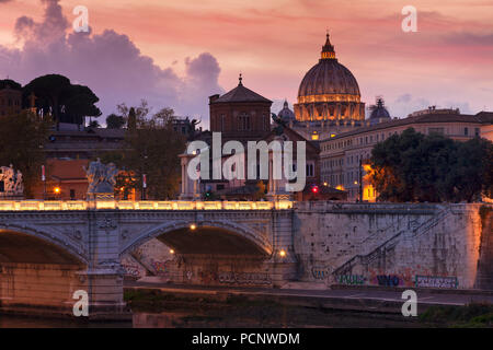 Vue sur le Tibre de la Basilique Saint Pierre au coucher du soleil,Rome, Latium, Italie Banque D'Images