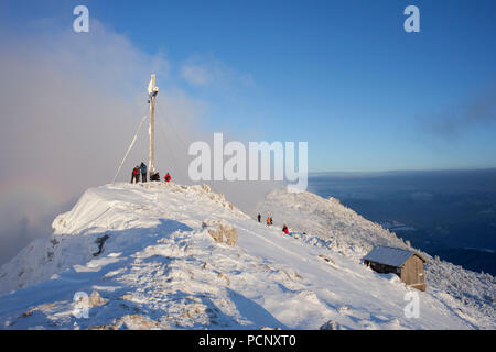 Randonneur sur le Benediktenwand en hiver, les Alpes bavaroises, Upper Bavaria, Bavaria, Germany Banque D'Images