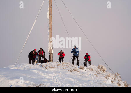 Randonneur sur le Benediktenwand en hiver, les Alpes bavaroises, Upper Bavaria, Bavaria, Germany Banque D'Images