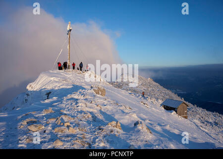 Randonneur sur le Benediktenwand en hiver, les Alpes bavaroises, Upper Bavaria, Bavaria, Germany Banque D'Images