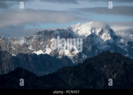 Vue depuis la grande grève, Alpes, de la Zugspitze en hiver, près de Garmisch, Alpes bavaroises, Bavière, Allemagne Banque D'Images