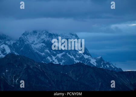 Vue depuis la grande grève, Alpes, de la Zugspitze en hiver, près de Garmisch, Alpes bavaroises, Bavière, Allemagne Banque D'Images