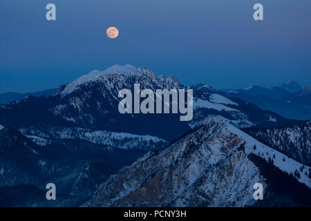 Vue de l'Italia à Jochberg et Benediktenwand en hiver la nuit, Alpes bavaroises, Bavière, Allemagne Banque D'Images