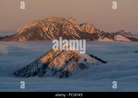 Vue de l'Italia à Jochberg et Benediktenwand en hiver au lever du soleil, Alpes bavaroises, Bavière, Allemagne Banque D'Images