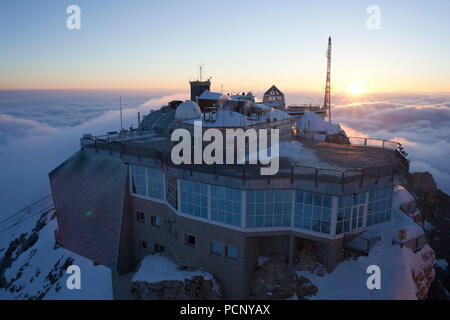 Gare supérieure au sommet du Zugspitze, dans la lumière du soir, en hiver, les montagnes de Wetterstein fermer Garmisch, Haute-Bavière, Bavière, Allemagne Banque D'Images