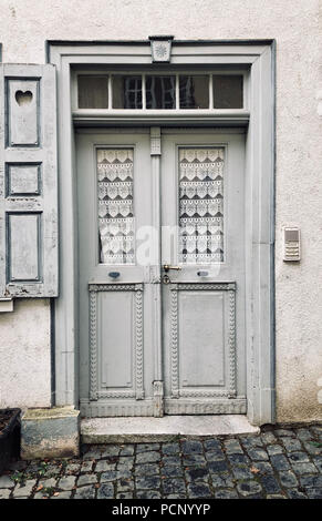 Old Grey, double-porte en bois ailé dans l'ancien quartier de Wetzlar Banque D'Images