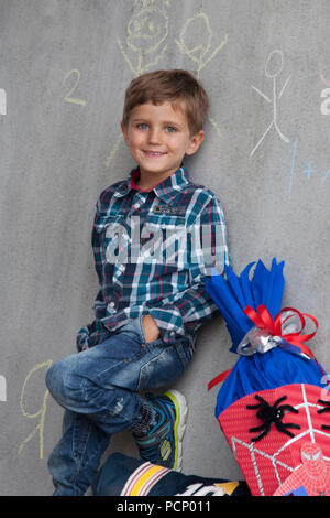 Garçon avec cône de l'école Banque D'Images