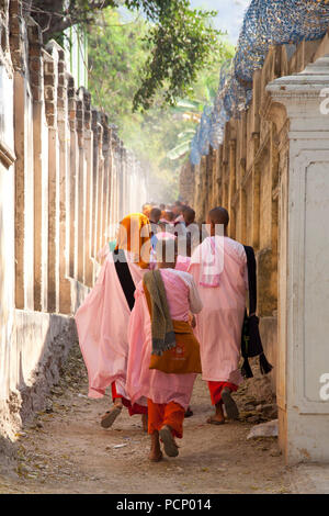 Le Myanmar, Birmanie, Hill, nonnes bouddhistes sur le chemin de l'école Banque D'Images