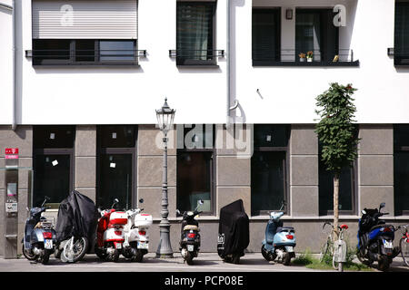 Scooters et vélos stationnement et à un bâtiment résidentiel dans le Holzhofstraße dans le centre-ville de Mayence. Banque D'Images