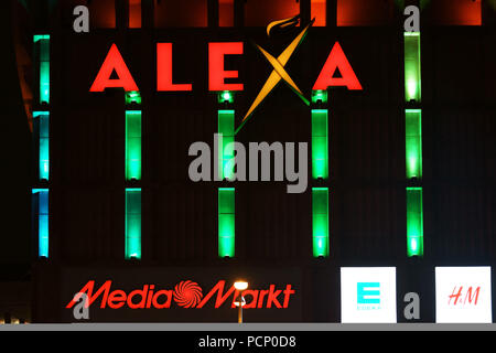 Les néons colorés, des logos et des annonces du ministère store 'Alexa' sur Alexanderplatz dans la nuit. Banque D'Images