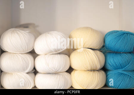 Une pile des boules de laine de différentes couleurs Banque D'Images