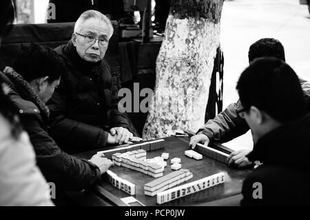 Les hommes jouer mahjong sur route à Nanjing Banque D'Images