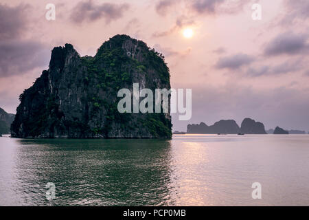 Les îles rocheuses de la Baie d'Halong en été soleil du soir Banque D'Images