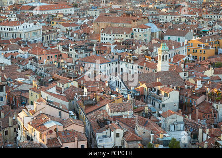 Portrait de toits de Venise avant le coucher du soleil en été, Italie Banque D'Images